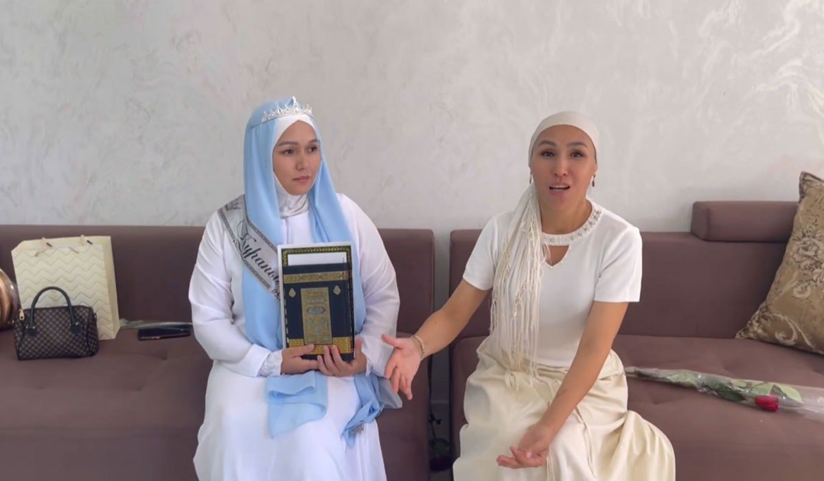 Көшеде жүрген жастарды видеоға түсіріп, бұтада сиқылайды.